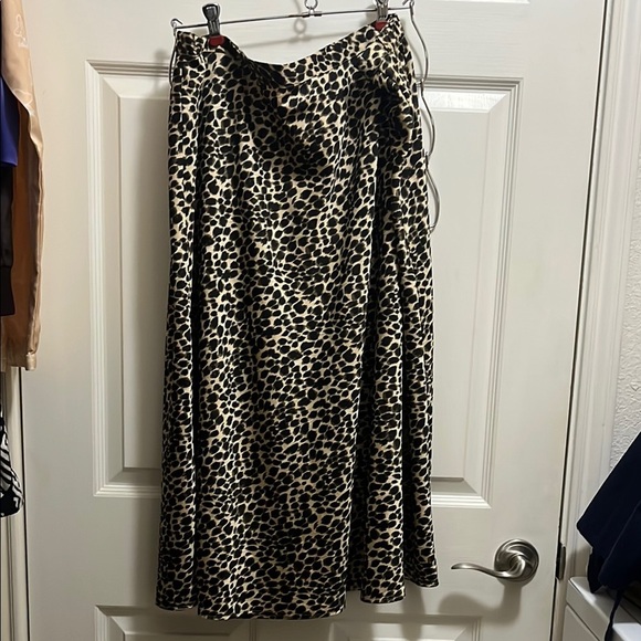 Women’s J.Crew Black Leopard Mid-Length Satin Skirt Size 2X NWT - Picture 1 of 3
